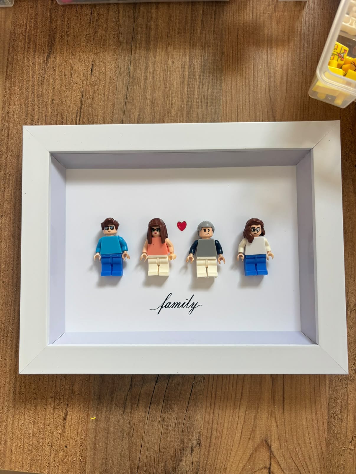 Завршена MiniBrick изработка — четири фигури во хоризонтална рамка